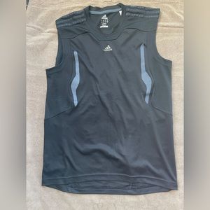 Adidas TRAINING SLEEVELESS TEE. Black color. Size: M